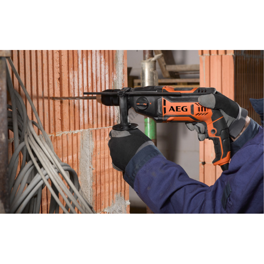 AEG kétsebességes ütvefúró, 850 W, pótfogantyú, fém mélységmérő, 4 m kábel | SB2E-850 R (4935447360) AEG kétsebességes ütvefúró, 850 W, pótfogantyú, fém mélységmérő, 4 m kábel | SB2E-850 R (4935447360)